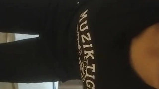 情景乱伦演绎卡拉OK包沙发上儿子干妈妈对白
