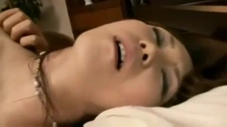 刺激！餐厅包间里把女友给单男操，极品身材，牛仔裤都来不及脱