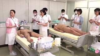 大胸部和屁股在公共场合被操