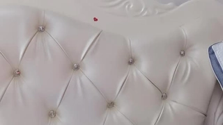 白皙模特身材一身白丝 内裤微透明，阴毛黑黑的一片褪下内裤超级粉木耳还有道具插穴