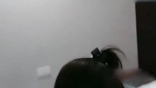 几个九零后小伙去KTV包房唱K玩疯了 妹子跪下口活 拿嘴当B抽插 洗手间乱交
