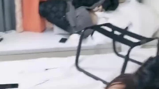 小个子书呆子宝贝用手指刺激她的毛茸茸的阴部,然后变得湿润