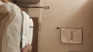 老年夫妇和年轻夫妇享受代际性爱
