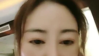 一对年轻夫妇用热情的性爱庆祝假期 - 爸爸的欲望