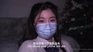 年轻的穆斯林女孩第一次被插入她的无毛阴户