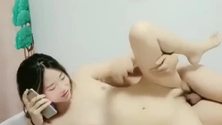 大胸部的年轻女孩与保安进行肛交,以换取不收费